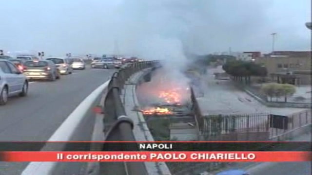 Napoli, nuovo incendio in campo Rom