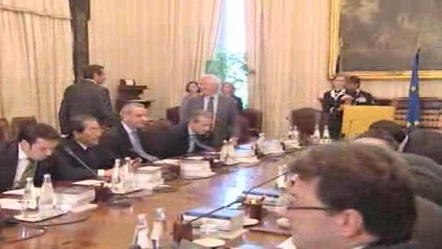 Fini al Parlamento: Lavorare di più