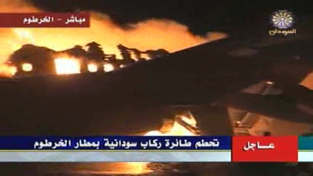 Sudan, aereo prende fuoco
