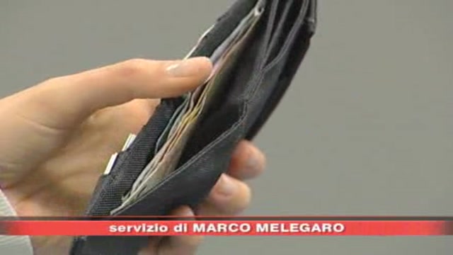 Gli italiani spendono sempre meno