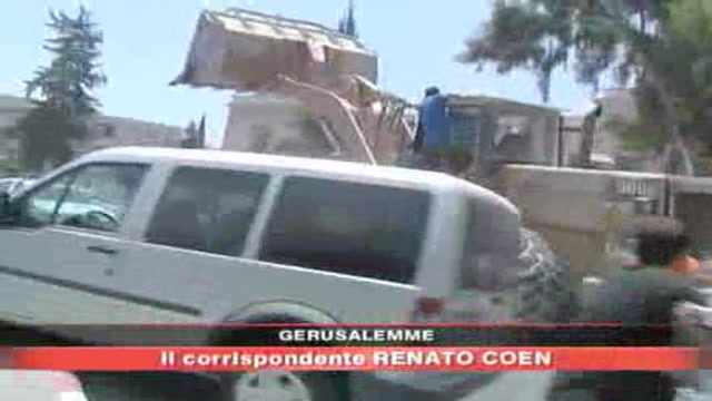 Gerusalemme, trattore contro bus