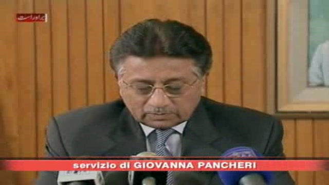 Pakistan, Musharraf si dimette