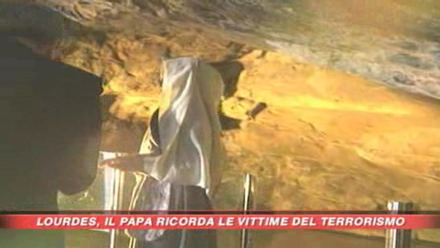 Il Papa prega a Lourdes