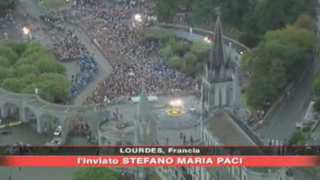 Il Papa a Lourdes: Prego per chi soffre