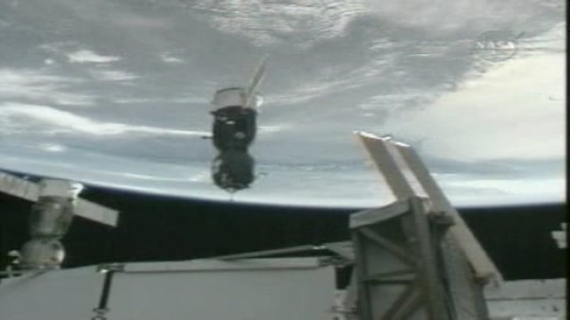 La Soyuz raggiunge la stazione spaziale