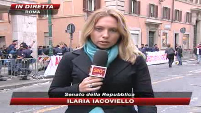 Scontri a Roma, estremisti contro gli studenti