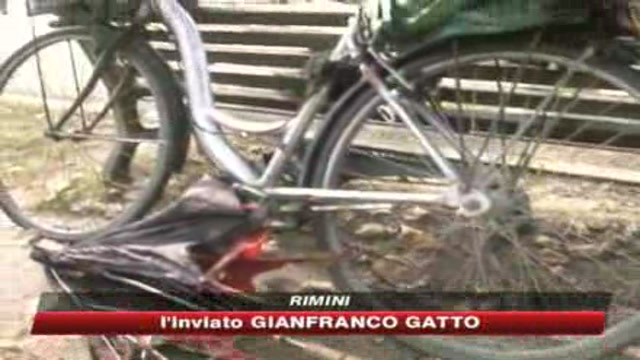 Rimini, danno fuoco a clochard che dorme: caccia al commando