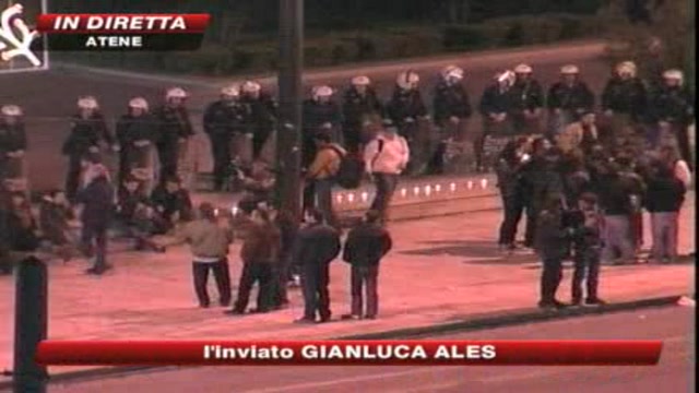 Lo sciopero blocca la Grecia. Battaglia davant al Parlamento