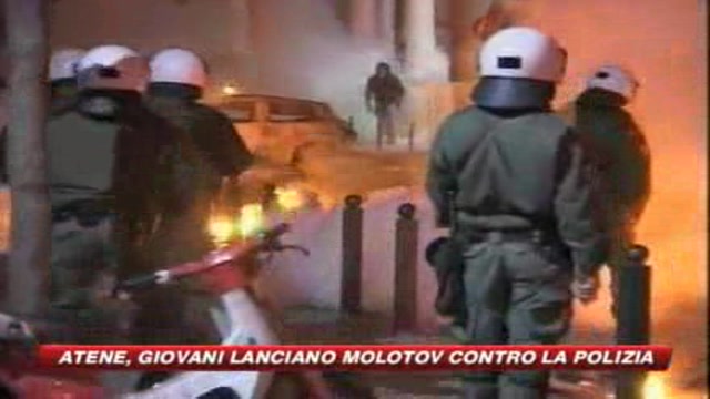 Atene, ancora violenza: molotov contro la polizia
