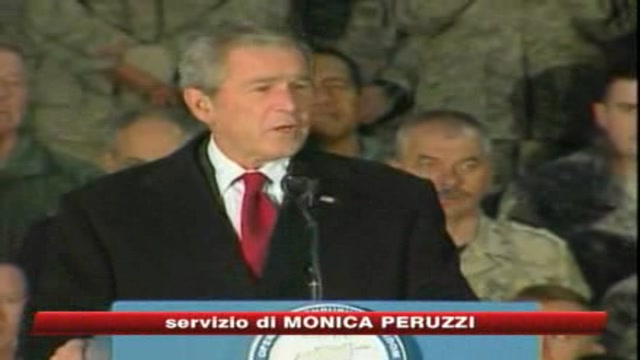 Bush in vista in Afghanistan. Gli tirano le scarpe