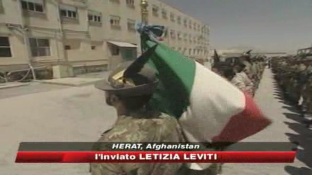 Fini vola in Afghanistan per gli auguri ai militari italiani