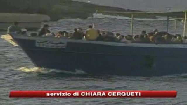 Sbarchi record a Lampedusa. Maroni: Gheddafi rispetti patti