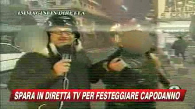 Capodanno a Napoli, immagini choc: spara in diretta tv