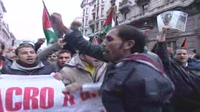 Gaza, proteste in Italia. Bruciate bandiere israeliane