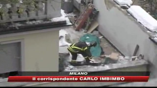 Milano in emergenza neve. Crolla tettoia e muore un 46enne 