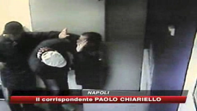 Napoli, filmata rapina in banca sventata dalla polizia