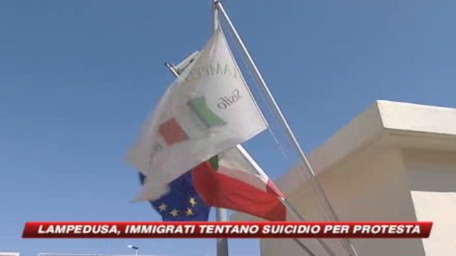 Lampedusa, proteste estreme al centro di accoglienza