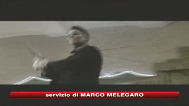 Rapina in banca con maschera di Berlusconi e Dell'Utri