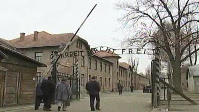 Allarme dalla Polonia: soldi per salvare Auschwitz
