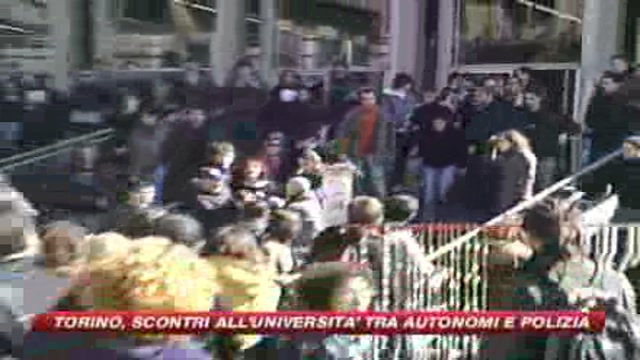 Torino, scontri all'università tra autonomi e polizia