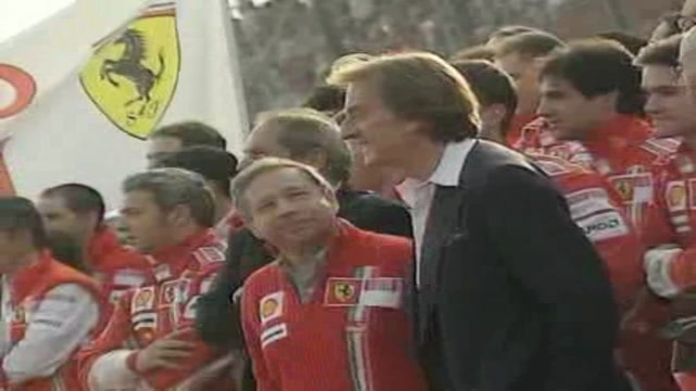 Jean Todt saluta la Ferrari