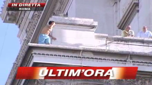 Giovane minaccia di gettarsi dall'Altare della Patria