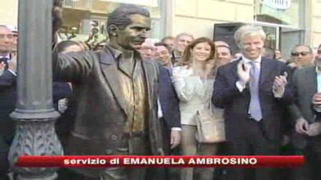 Camilleri scopre la statua del commissario Montalbano