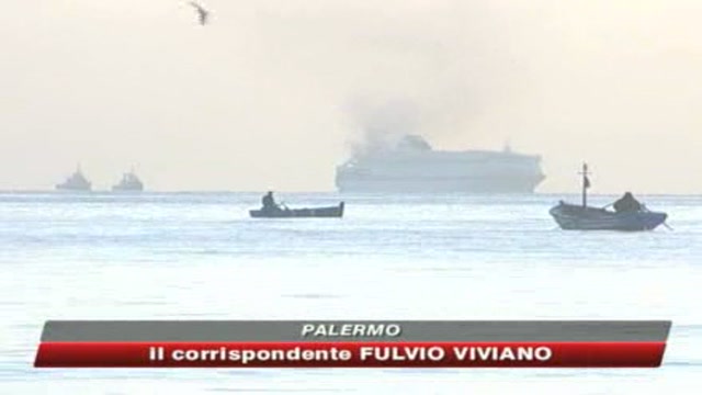 Incendio sul traghetto, la nave ancora avvolta da fumo 