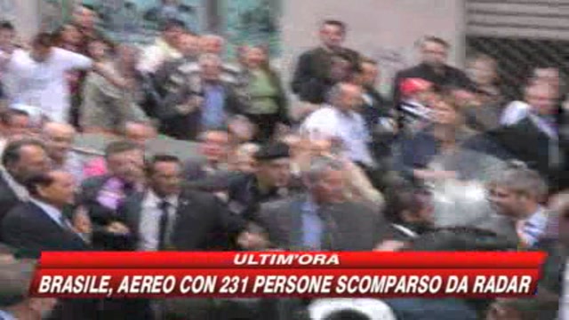 Foto scomode e voli di Stato, Berlusconi sotto assedio 