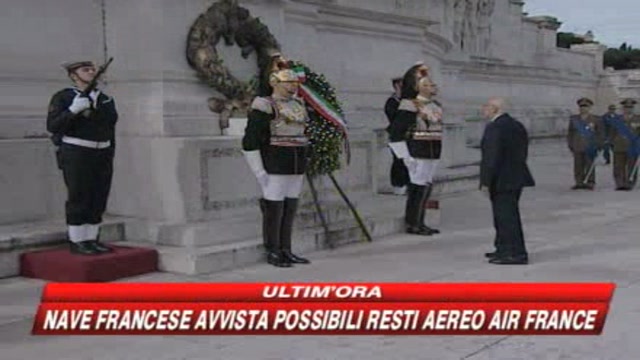 2 Giugno, omaggio di Napolitano all'Altare della Patria