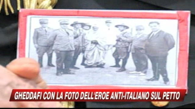 Gheddafi in Italia con al collo la foto del patriota