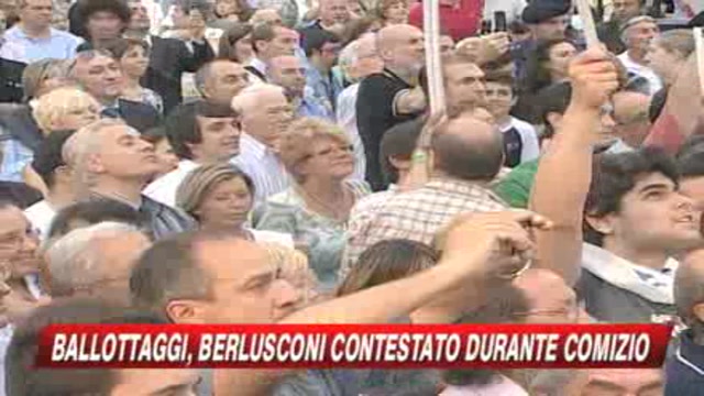 Berlusconi ai contestatori: poveri comunisti, fate pena