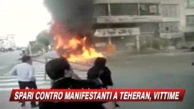Iran, polizia spara su folla. Khamenei: non cederemo 