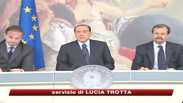 Berlusconi presenta il G8 e attacca la stampa