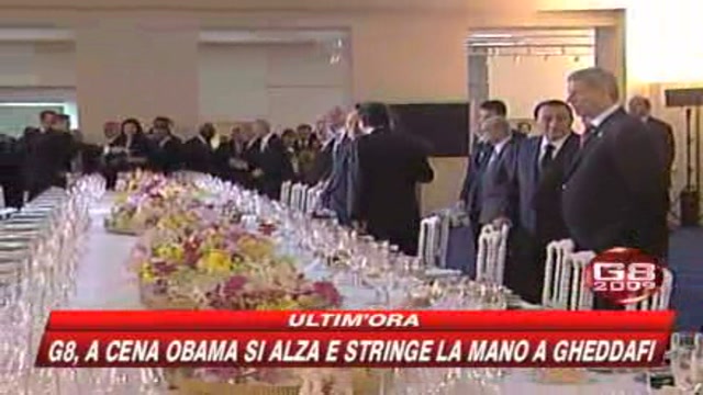G8, Obama stringe la mano a Gheddafi