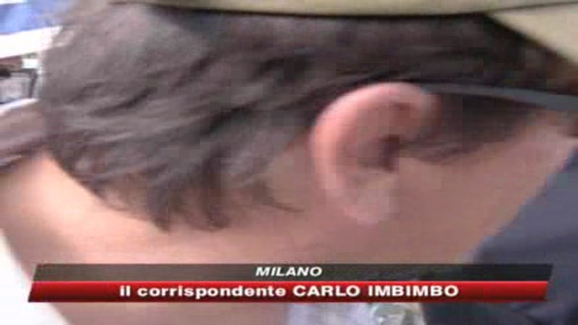 Sgombero in una fabbrica a Milano, operai in protesta