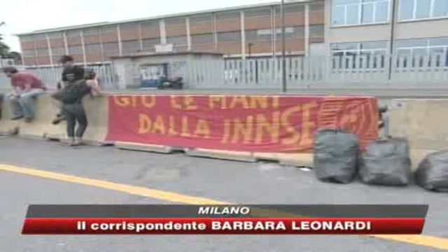 Milano, gli operai Innse presidiano ancora la fabbrica