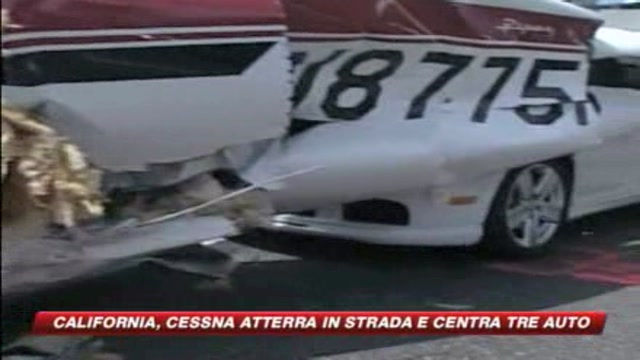 Usa, Cessna atterra in autostrada centra tre auto
