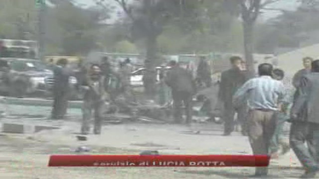 Strage Kabul, dopo l'autobomba spari sui parà italiani