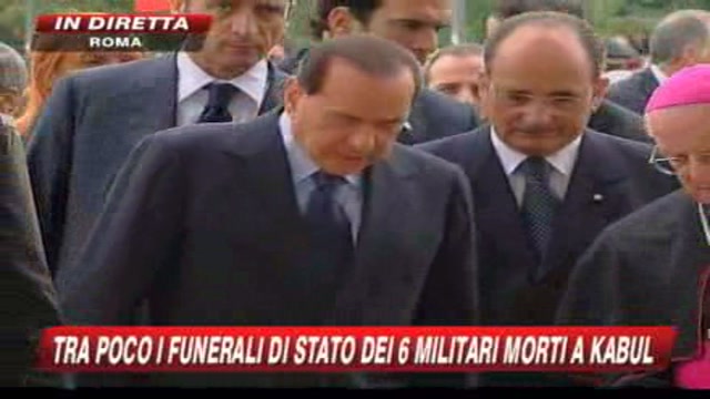 L'arrivo di Berlusconi ai funerali dei caduti di Kabul