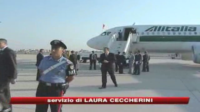 Berlusconi saluta il Papa all'aeroporto di Ciampino 