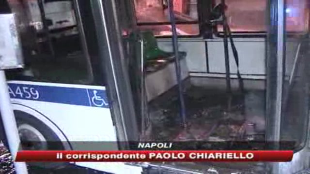 Bus incendiati a Napoli, si indaga per terrorismo