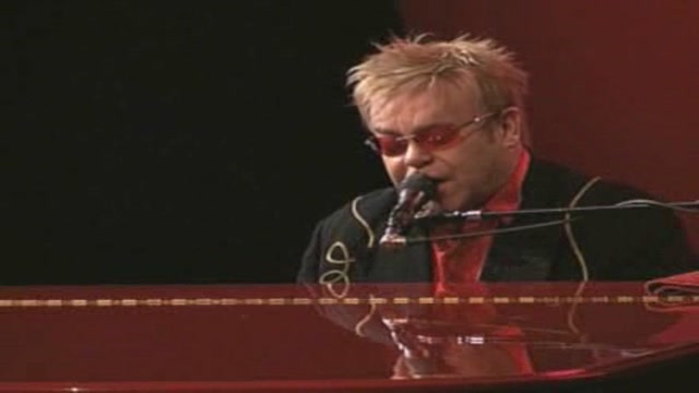 Elton John ricoverato in ospedale, è mistero