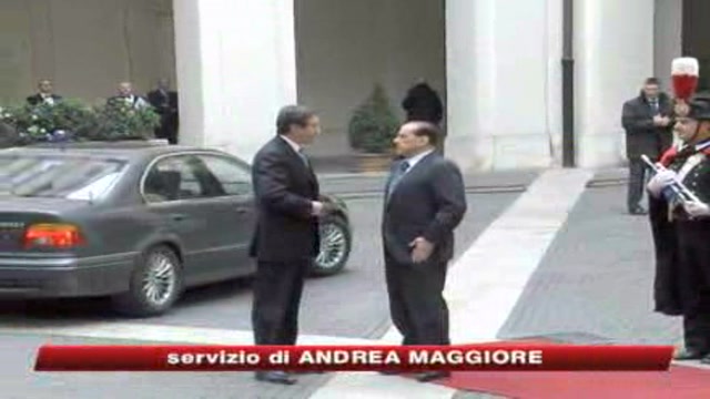 Fini: Berlusconi a volte crede di essere un monarca