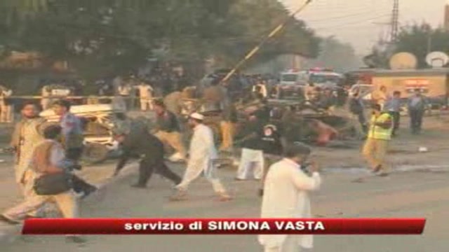 Pakistan, attentato a Peshawar: 11 morti