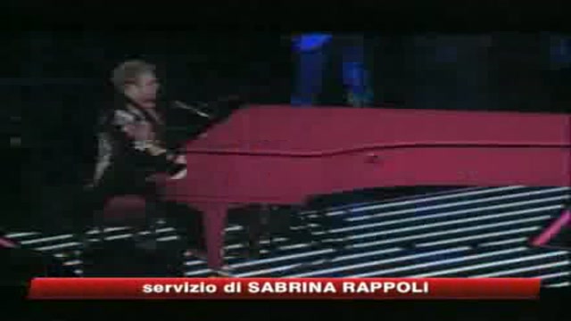 Elton John torna al piano per la lotta all'AIDS