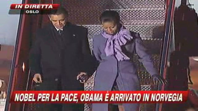 Obama sbarca a Oslo, tra applausi e contestazioni

