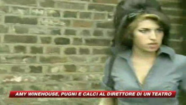 Amy Winehouse aggredisce direttore teatrale con calci