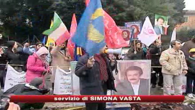 Roma, esuli iraniani di fronte all'ambasciata