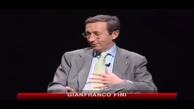 Gianfranco Fini critica il PDL
